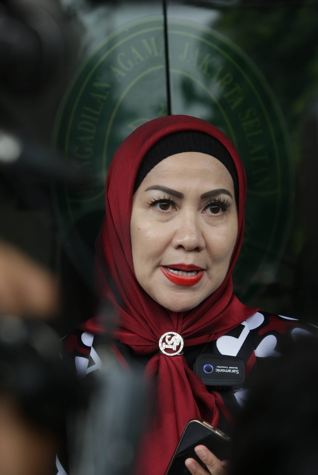Artis Venna Melinda mengembalikan barang-barang milik Fery Irawan di Pengadilan Agama Jakarta Selatan, Jakarta, Kamis, (6/7/2023). Foto: Agus Apriyanto