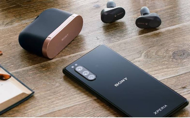 Ilustrasi tanda baterai headset bluetooth penuh Sony. Foto Sony. 