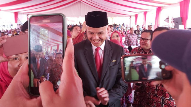 Gubernur Jawa Tengah Ganjar Pranowo meladeni permintaan selfie di Puncak Peringatan Hari Keluarga Nasional di Sumsel, Kamis (7/6/2023). Foto: Nadia Riso/kumparan