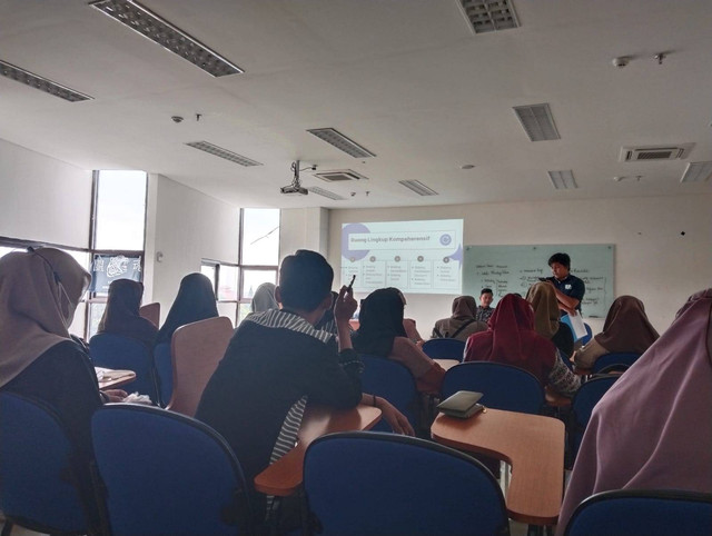 Suasana Belajar dan Mengajar Mahasiswa (Sumber: Dokumentasi Pribadi)