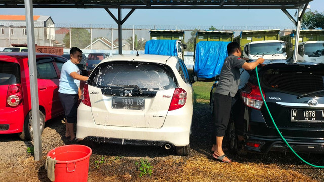 Pegawai Rupbasan Mojokerto Bersihkan Eksterior Mobil Rampasan KPK RI Jaga Nilai (Foto:HumasRupMoker)