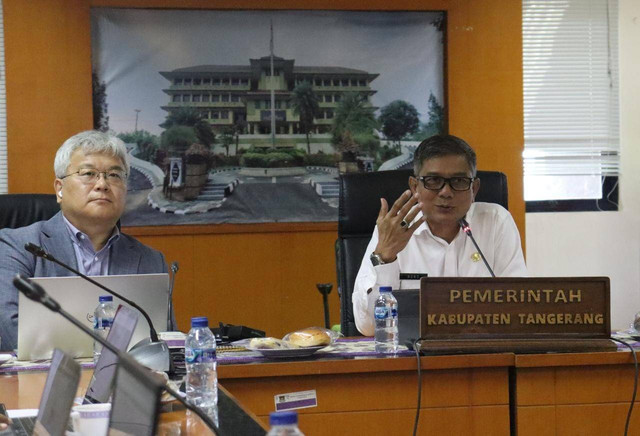Kepala Dinas Komunikasi dan Informatika (Diskominfo) Kabupaten Tangerang Nono Sudarno (kanan) bersama Seungyong Lee (kiri) CEO IGB & Company Korea Selatan selaku konsultan UNDP saat audiensi Independent Assessment Implementasi Sistem Pengelolaan SP4N-LAPOR! di Ruang Rapat Cituis Kantor Bupati Tangerang pada Rabu (05/07/2023).