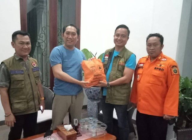 Sekertaris BPBD Sumsel M Iqbal Alisyahbana secara simbolis menyerahkan bantuan dari Pemprov Sumsek ke Bupati OKU Selatan Popo Ali, Foto : BPBD Sumsel