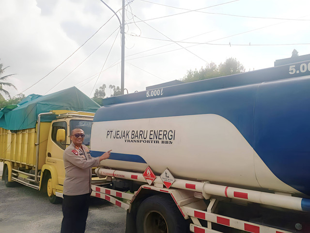 Mobil tangki bawa minyak solar ilegal ditahan Polres Sarolangun pada bulan lalu. Foto: jambione.com