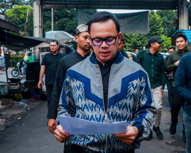 Wali Kota Bogor Bima Arya sidak ke lapangan terkait aduan dugaan kecurangan dalam proses penerimaan peserta didik baru (PPDB). Foto: Dok. Istimewa