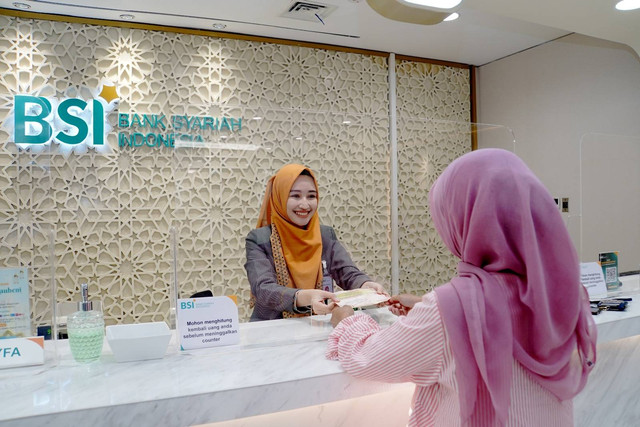 Salah satu petugas teller Bank Syariah Indonesia (BSI) sedang melayani transaksi penukaran uang real di KC BSI The Tower Jakarta, Jumat (7/7/2023). Foto: Dok. Bank Syariah Indonesia