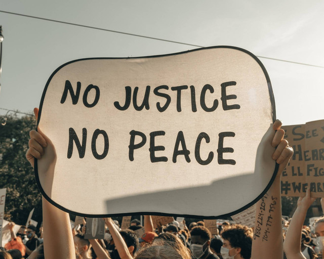 Ilustrasi Puisi tentang Keadilan, Foto Unsplash Clay Banks