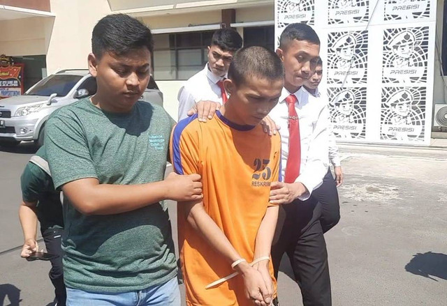 DA (pelaku) saat digiring di Polres Karawang. Dok: Ist.