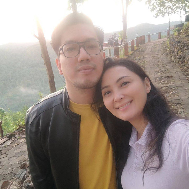 Della Puspita dengan suaminya Armanwosi. Foto: IG/@dellapuspita00