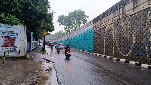 Kendaraan bermotor melintasi di jalan Pangeran Antasari arah Cilandak, jalanan tersebut sempat viral lantaran jalanan langsung tergenang air padahal baru hujan sebentar.  Foto: Thomas Bosco/kumparan