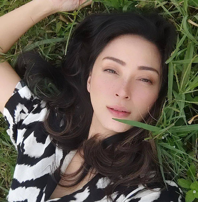 Bir qizning gangbang qilingan porno video