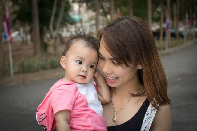 Ilustrasi ibu dan anak, ibu berbincang dengan anak. Foto: fotorawin/Shutterstock