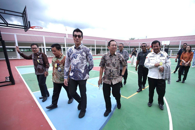 Ketua Yayasan Tjiptamas Eka Bangsa Deddy Djaja Ria (kiri) Direktur APP Sinar Mas Suhendra Wiriadinata (tengah) dan Kepala Bidang Sekolah Dasar Dinas Pendidikan Kabupaten OKI Tarmudik Ahmad (kanan), Foto : Istimewa