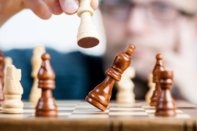 Foto bermain catur. (Sumber foto: https://www.pexels.com/id-id/foto/pria-memegang-bidak-catur-277124/)