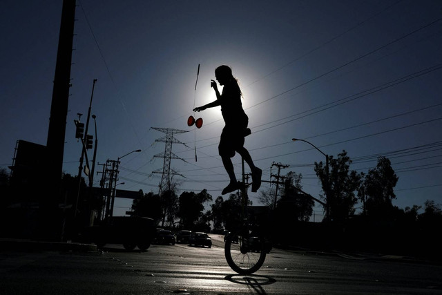 Warga di Meksiko beraktivitas ditengah gelombang panas. Foto: REUTERS/Victor Medina