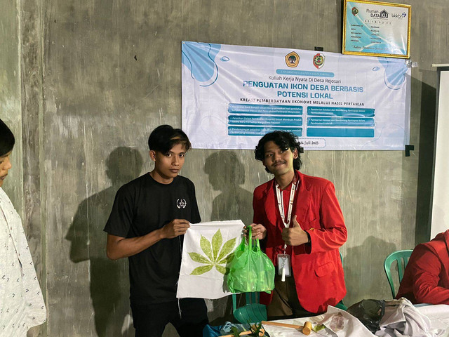 Foto bersama salah satu warga desa setelah pelatihan ecoprint (sumber : pribadi)