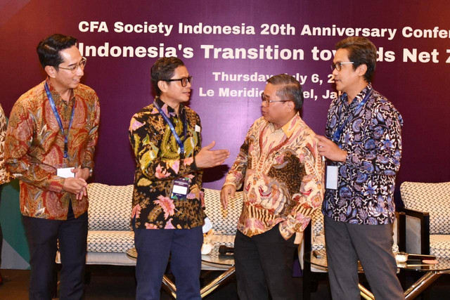 Wakil Menteri BUMN Pahala N Mansury bersama Wakil Menteri KLHK Alue Dohong dan dan CEO Pertamina NRE Dannif Danusaputro berbincang bersama usai foto bersama saat acara CFA Society Indonesia 20th Anniversary Conference. Foto: Dok. Pertamina