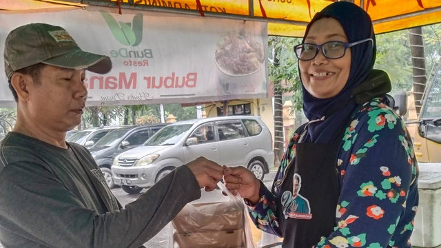 Relawan UMKM Sahabat Sandi Uno membagikan paket makan saat mengikuti 'Bazar Serentak' di Cakung, Jakarta Timur, Jumat (7/7/2023). Foto: Dok. Istimewa