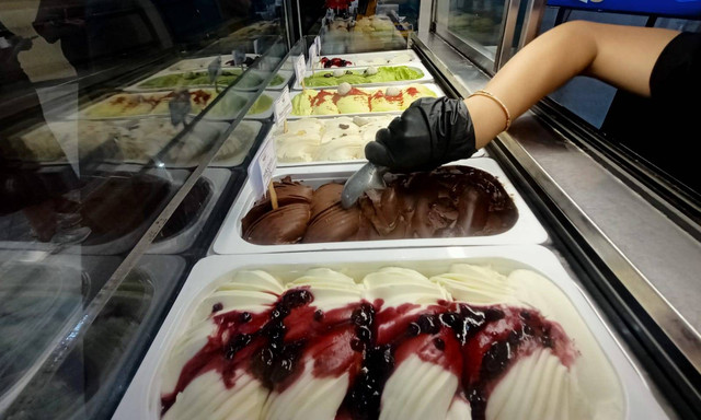 Gelato rasa cokelat menjadi favorit anak-anak. Foto: Masruroh/Basra