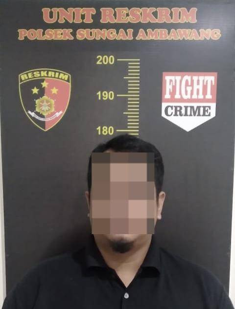 HY, karyawan di Kubu Raya yang tilep uang perusahaan hingga Rp 453 juta untuk bermain judi slot. Foto: Dok Polres Kubu Raya 