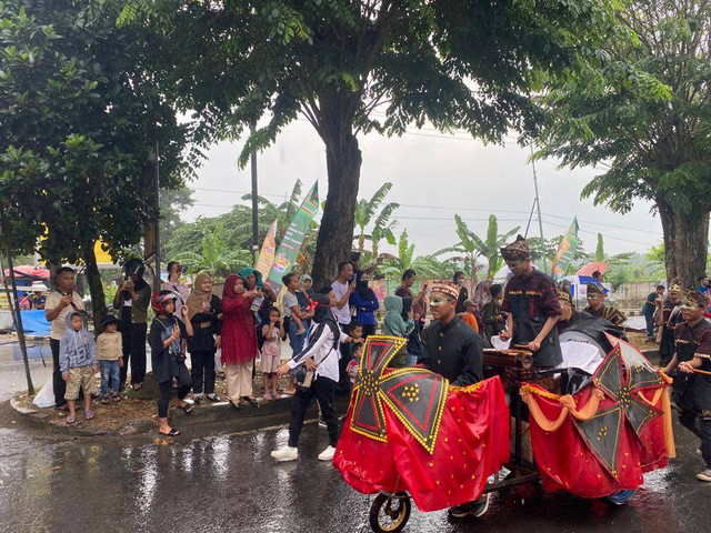 Ratusan peserta meriahkan festival Karnaval Budaya Topeng Maskland di PKOR, Way Halim. | Foto: Sinta Yuliana/Lampung Geh
