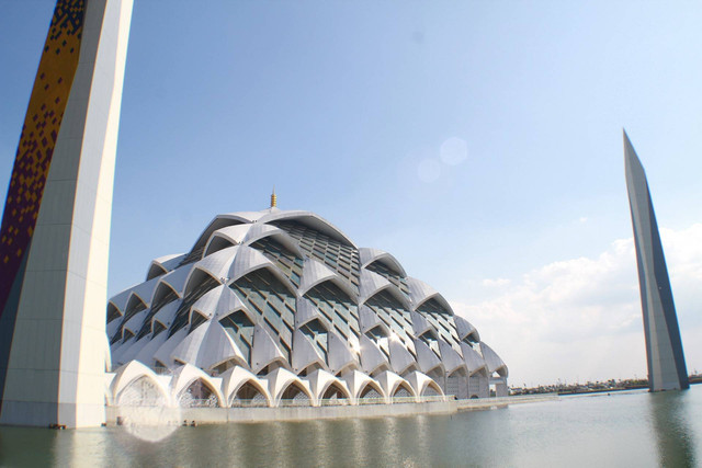 Ilustrasi Masjid Raya Al-Jabbar Bandung (Sumber: https://pixabay.com/id/photos/masjid-islam-muslim-arsitektur-8080740/)