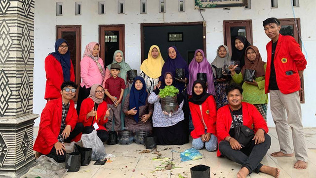 Dokumentasi Pribadi Kegiatan Pemberdayaan Masyarakat Menggunakan Media Tanam di Desa Segunung