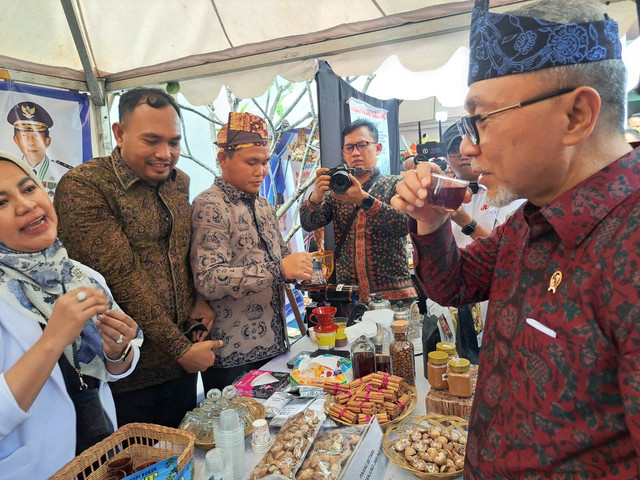 Menteri Perdagangan Zulkifli Hasan menghadiri undangan Satu Hari Bersama Jambi, acara promosi wisata dan perdagangan yang diselenggarakan oleh Pemprov Jambi, berlokasi di Sarinah, Jakarta, Sabtu (8/7/2023). Foto: Kemendag RI