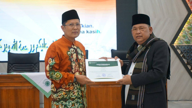 K.H. Muhammad Cholil Nafis menjadi pembicara dalam acara bertema Pancasila dan Islam Memupuk Nasionalisme di Pendopo Kabupaten Garut, Jawa Barat. Foto: Dok. Cholil Nafis