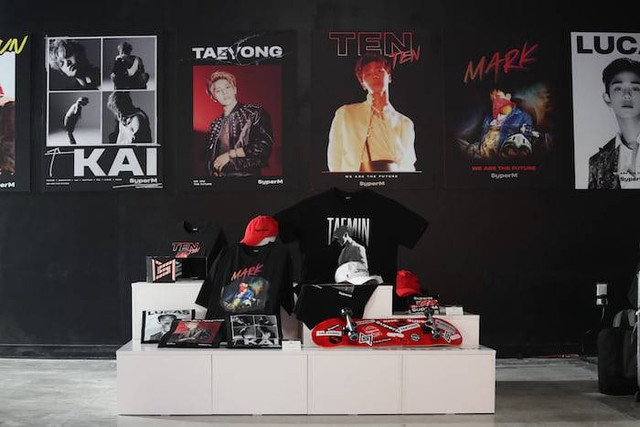 Ilustrasi merchandise Kpop adalah. Sumber: unsplash.com/ Joel Muniz