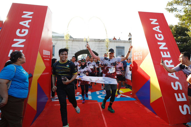 Gubernur Jawa Tengah Ganjar Pranowo dalam Bank Jateng Friendship Run Road To Borobudur Marathon 2023 yang digelar di halaman Museum Benteng Vredeburg, Kecamatan Gondomanan, DIY, Minggu (9/7). Foto: Dok. Istimewa