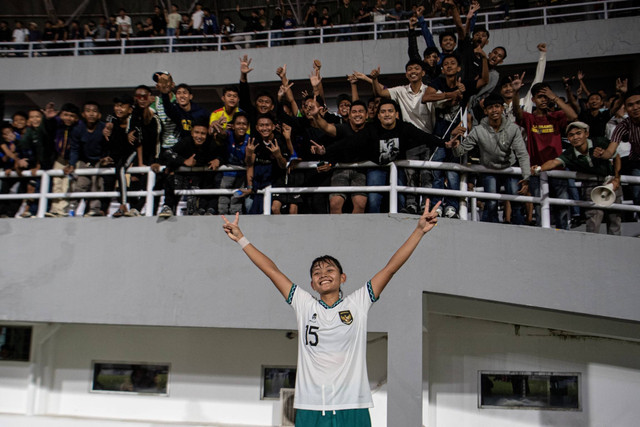 Pesepak bola Timnas Wanita Indonesia U-19 Helsya Maesyaroh meluapkan kegembiraannya usai mengalahkan Timnas Kamboja pada pertandingan penyisihan grup A AFF U-19 Women Championship 2023, Minggu (9/7/2023). Foto: Nova Wahyudi/ANTARA FOTO
