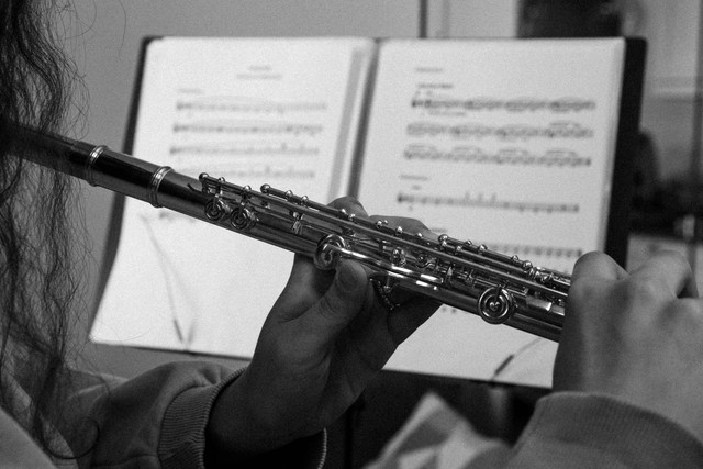 Ilustrasi Cara Memainkan Alat Musik Suling. Foto: pexels/SHVETS production