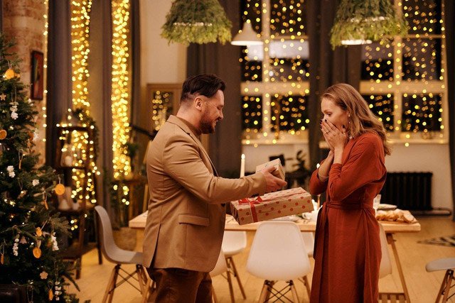 Ilustrasi cara membuat surprise untuk istri. Sumber: Nicole Michalou/pexels.com 