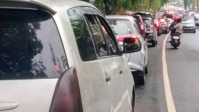 Kemacetan yang terjadi di ruas jalan WR Supratman hingga ke jalan Diponegoro, Kota Manado, saat hari pertama sekolah, Senin (1/7)