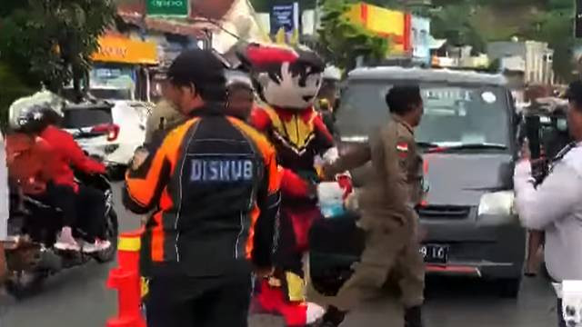 Penertiban badut pengamen oleh Satpol PP Manado.