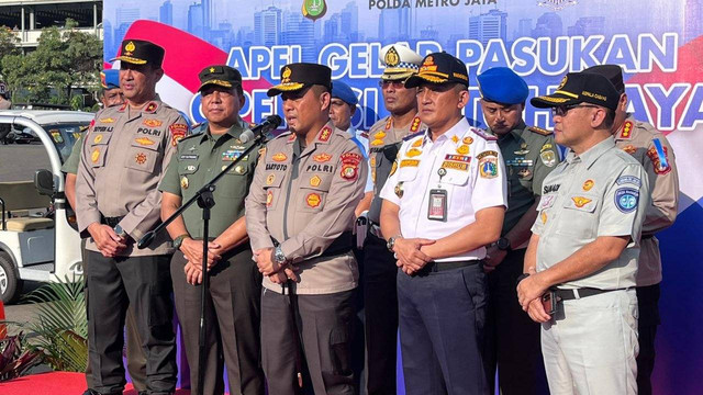 Kapolda Metro Jaya, Irjen Pol Karyoto (tengah) pada 'Apel Gelar Pasukan Patuh Jaya 2023,' Senin (10/7).  Foto: Thomas Bosco/kumparan