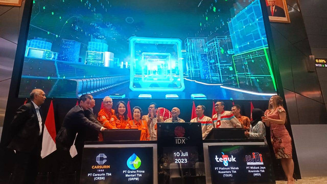 Pencatatan saham PT Carsurin Tbk (CRSN), PT Graha Prima Mentari Tbk (GRPM), PT Platinum Wahab Nusantara Tbk (TGUK) dan PT Widiant Jaya Krenindo Tbk (WIDI).  Foto: Ghinaa Rahmatika/kumparan