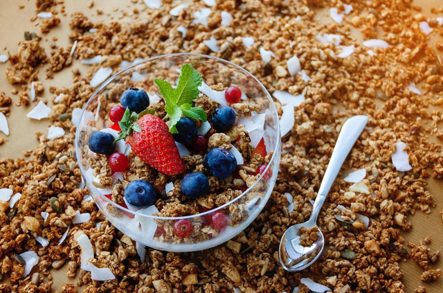 Ilustrasi perbedaan muesli dan granola. Sumber: Pexels