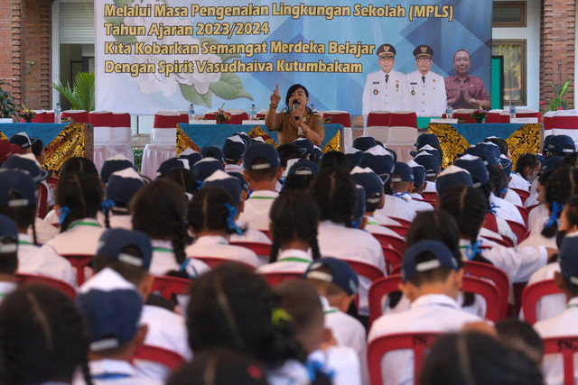 Guru memberikan materi pendidikan karakter kepada peserta didik baru yang mengikuti Masa Pengenalan Lingkungan Sekolah (MPLS) tahun ajaran 2023/2024 di SMP Negeri 14 Denpasar, Bali, Senin (10/7/2023). Foto: ANTARA FOTO/Nyoman Hendra Wibowo