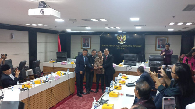 Imron Amin resmi menggantikan Habiburokhman sebagai Wakil Ketua Mahkamah Kehormatan Dewan (MKD) DPR RI, Senin (10/7).  Foto: Zamachsyari/kumparan