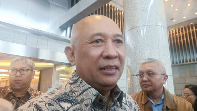 Menteri Koperasi dan UKM (Menkop dan UKM) Teten Masduki di Bursa Efek Indonesia (BEI), Senin (10/7/2023).
Foto: Ghinaa Rahmatika/kumparan