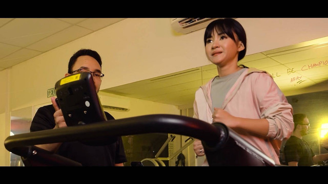 Berolahraga di gym setelah mengalami cedera. Foto: Eka Hospital