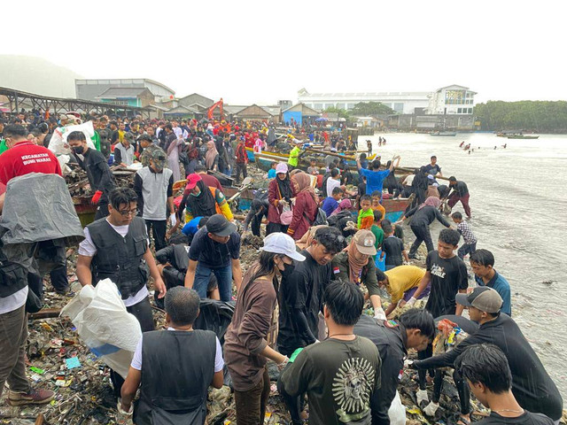 Ribuan masyarakat ikut serta bersihkan sampah di Pantai Sukaraja, Bandar Lampung. | Foto: Sinta Yuliana/Lampung Geh