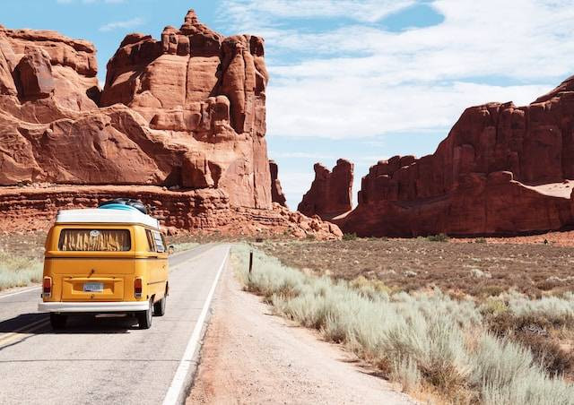 Ilsutrasi pengertian couchsurfing. Sumber: Unsplash/ Dino Reichmuth.
