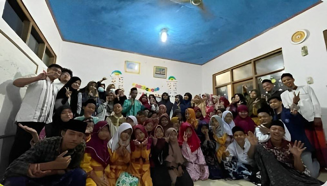 Salah satu tips agar KKN menyenangkan dan anti drama adalah dengan berusaha menyatu dengan warga desa./ Dokumentasi kelompok KKN penulis https://instagram.com/kkntipb.pangkaljaya?igshid=YmM0MjE2YWMzOA==