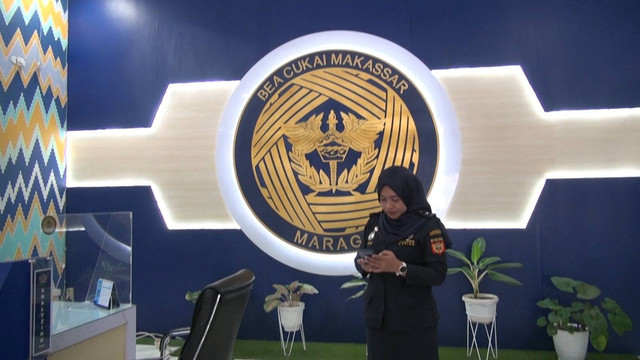 Bea Cukai Makassar periksa jemaah haji yang viral karena pakai emas 180 gram. Foto: Dok. Istimewa