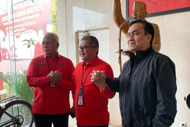 Sekjen PDI Perjuangan Hasto Kristiyanto (tengah) didampingi Ketua DPP PDIP Bidang Kehormatan Komarudin Watubun (kiri) konferensi pers pemanggilan Effendi Simbolon (kanan) untuk memberikan klarifikasi di DPP PDIP, Jakarta pada Senin (10/7/2023). Foto: Luthfi Humam/kumparan