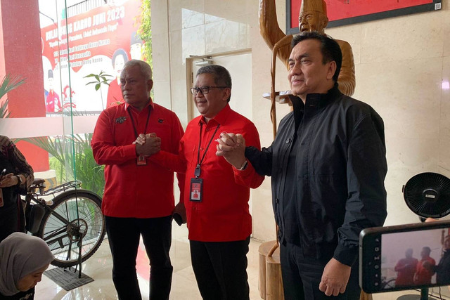 Sekjen PDI Perjuangan Hasto Kristiyanto (tengah) didampingi Ketua DPP PDIP Bidang Kehormatan Komarudin Watubun (kiri) konferensi pers pemanggilan Effendi Simbolon (kanan) untuk memberikan klarifikasi di DPP PDIP, Jakarta pada Senin (10/7/2023).  Foto: Luthfi Humam/kumparan