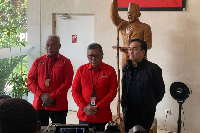 Sekjen PDI Perjuangan Hasto Kristiyanto (tengah) didampingi Ketua DPP PDIP Bidang Kehormatan Komarudin Watubun (kiri) konferensi pers pemanggilan Effendi Simbolon (kanan) untuk memberikan klarifikasi di DPP PDIP, Jakarta pada Senin (10/7/2023). Foto: Luthfi Humam/kumparan